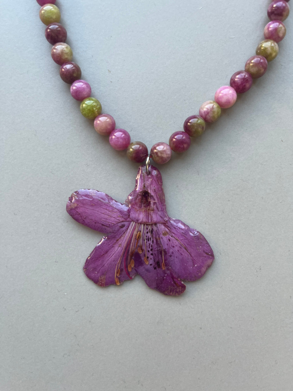 Collar corto flor pequeña púrpura