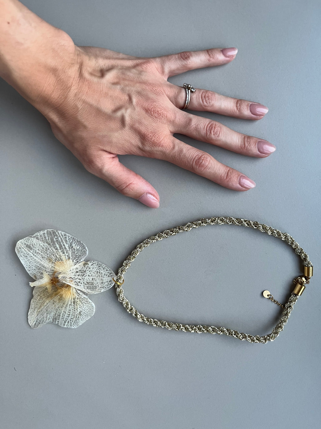 Collar corto orquídea blanca