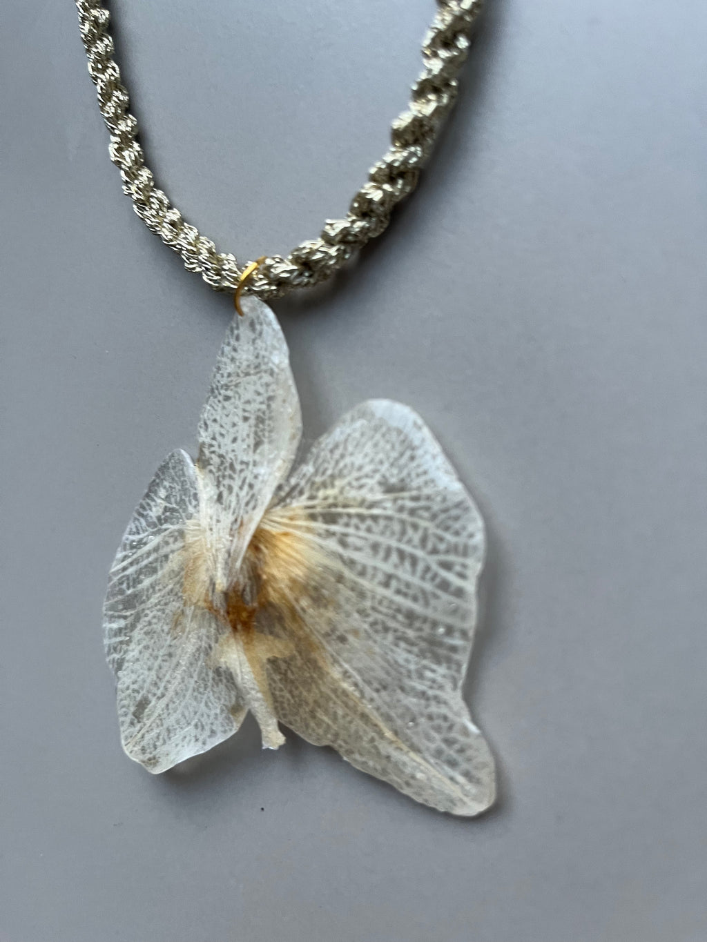 Collar corto orquídea blanca