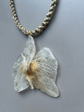 Collar corto orquídea blanca