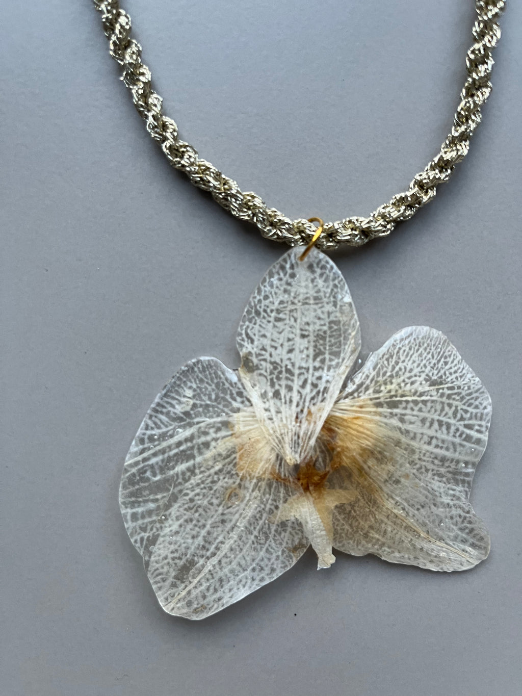 Collar corto orquídea blanca