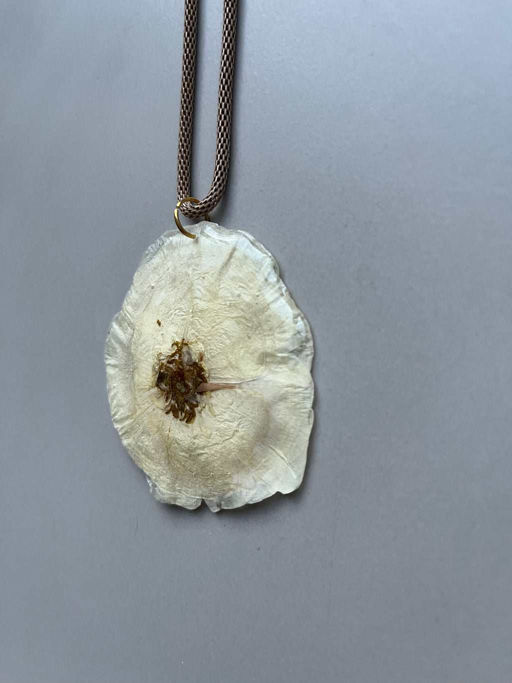Collar largo rosa blanca