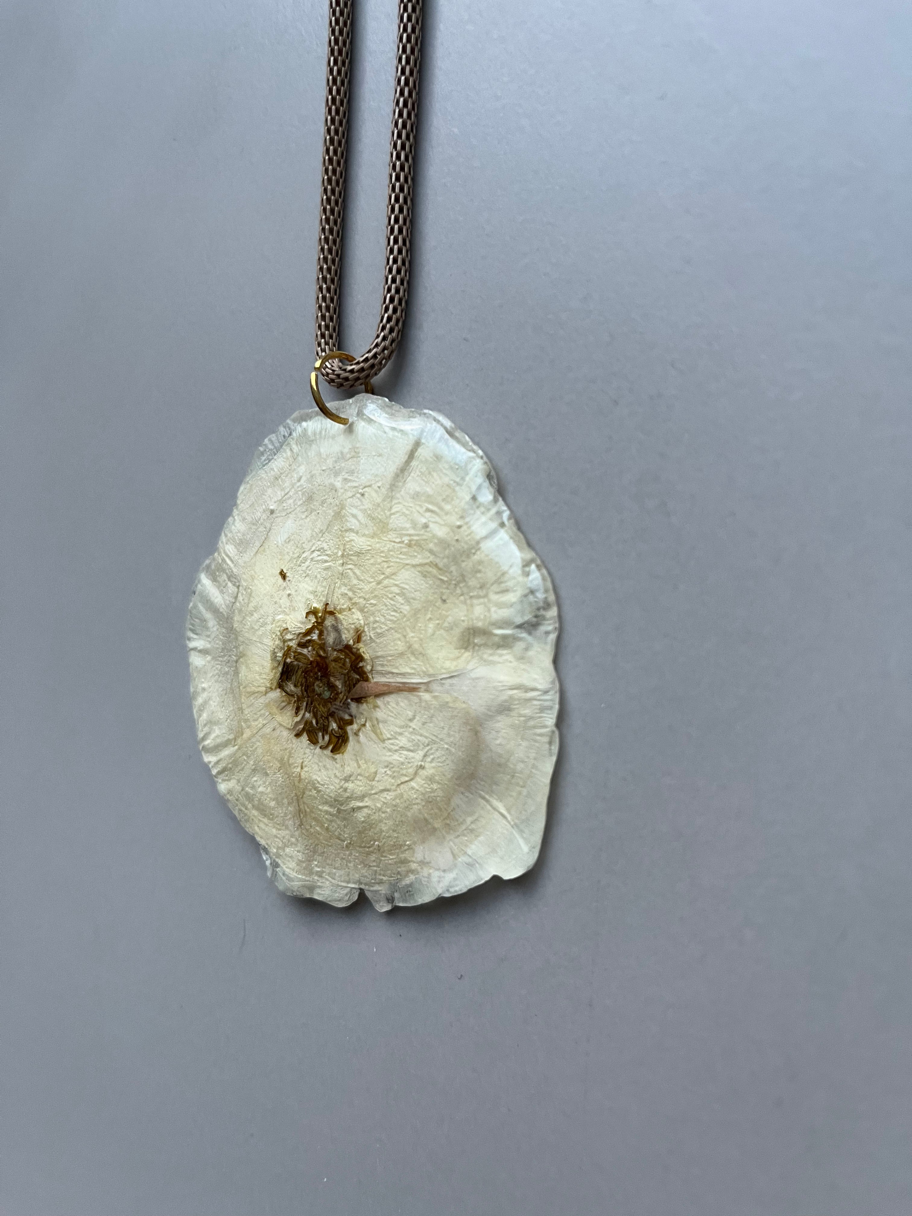 Collar largo rosa blanca