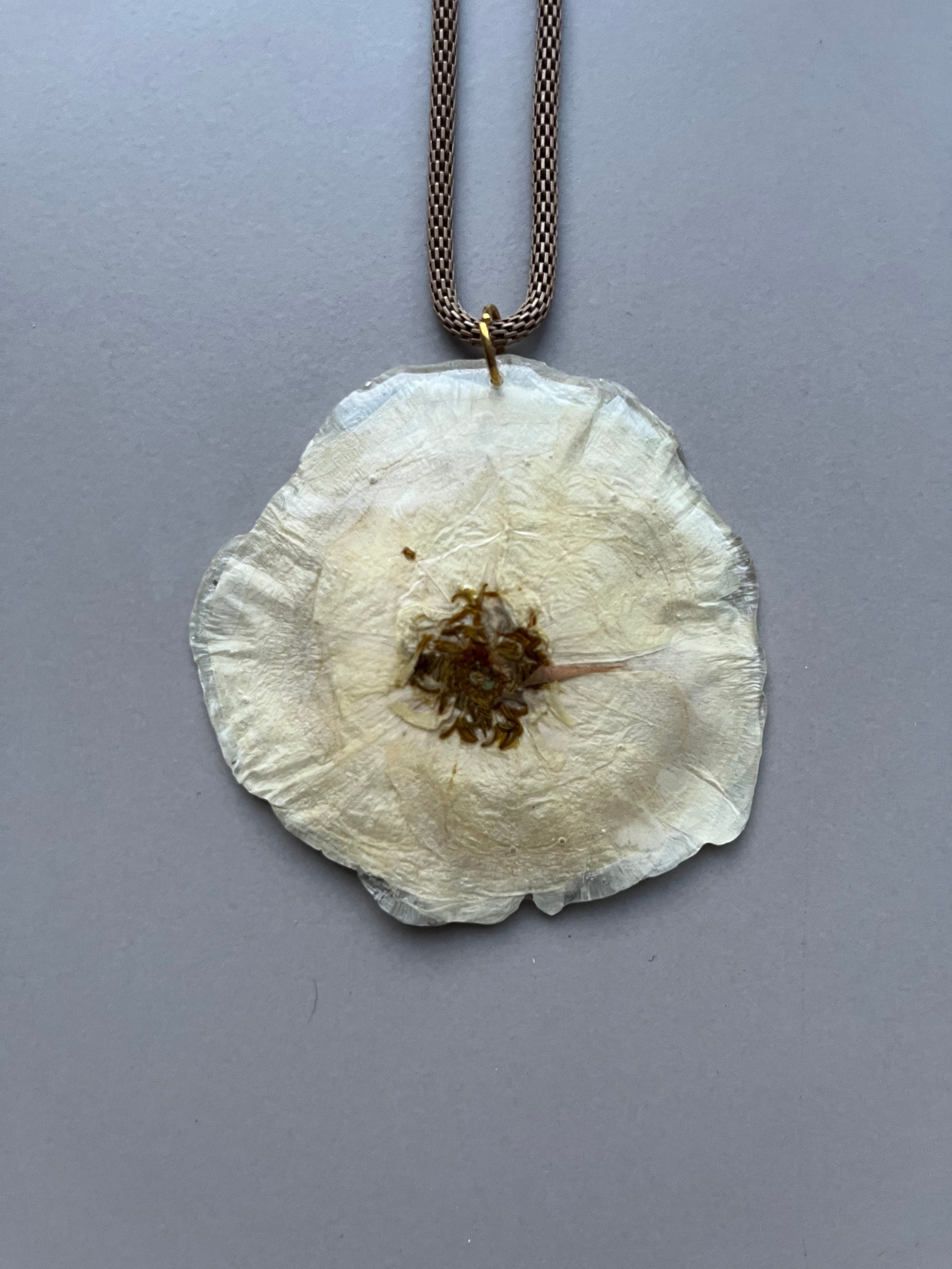 Collar largo rosa blanca