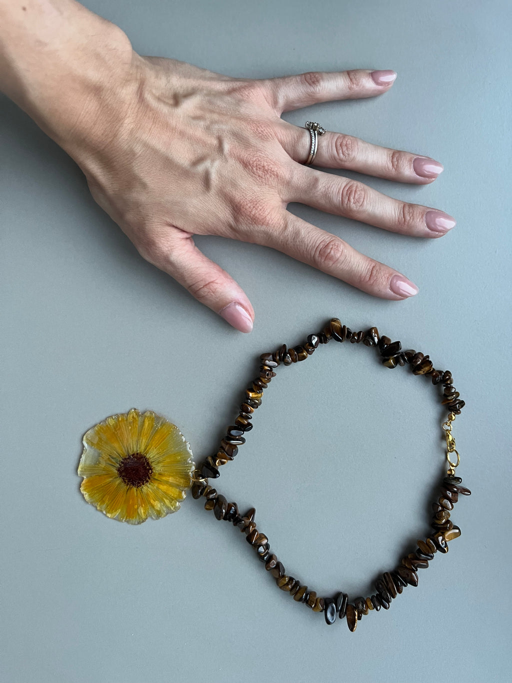 Collar corto margarita piedras grandes