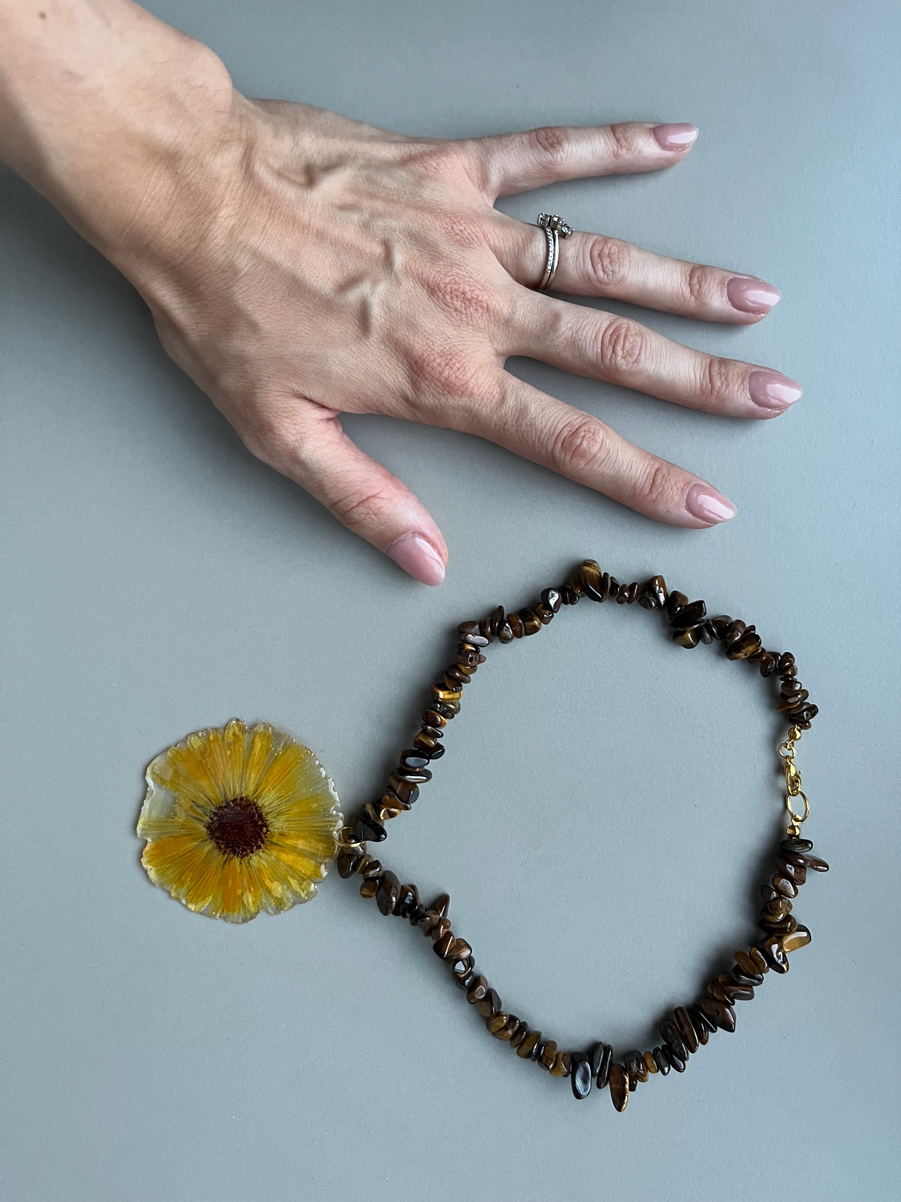 Collar corto margarita piedras grandes