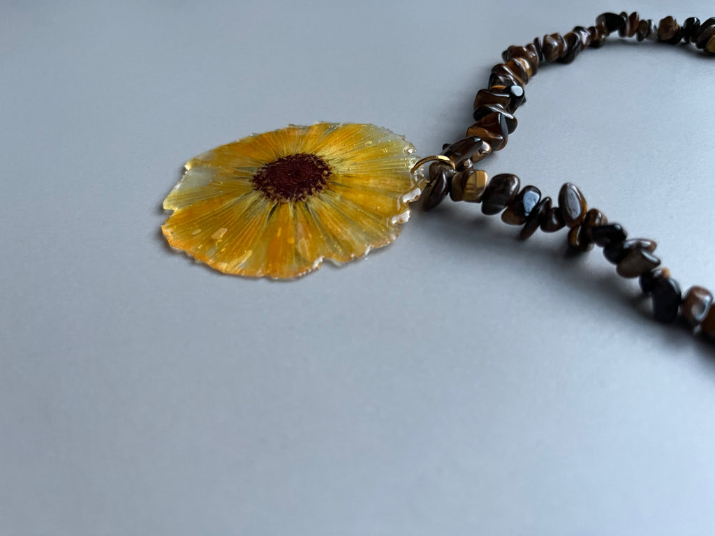 Collar corto margarita piedras grandes
