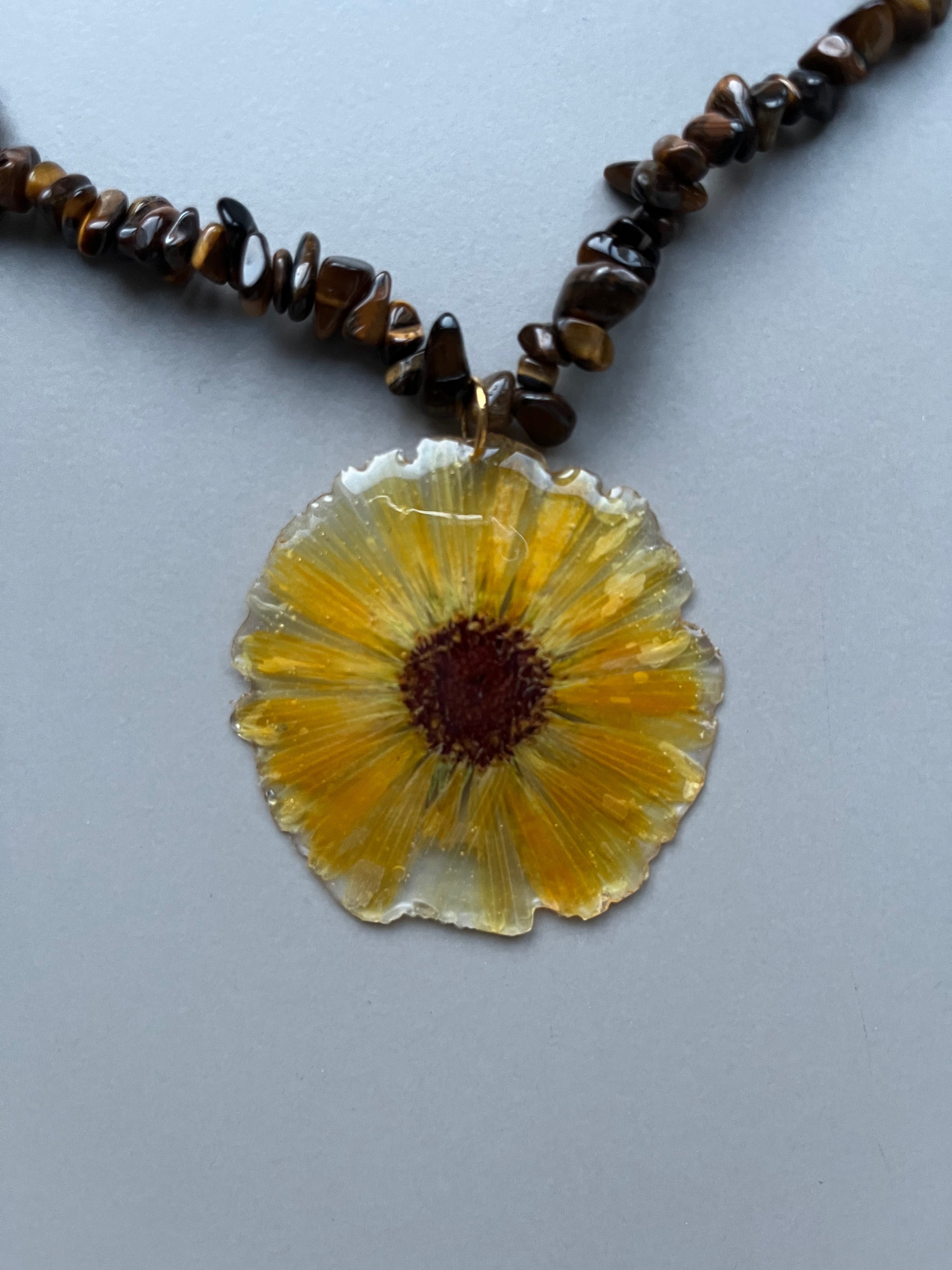 Collar corto margarita piedras grandes