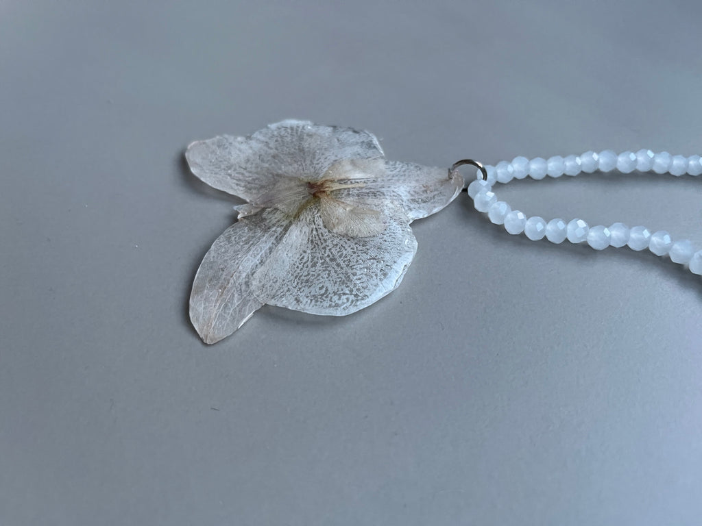 Collar largo orquídea blanca piedras blancas