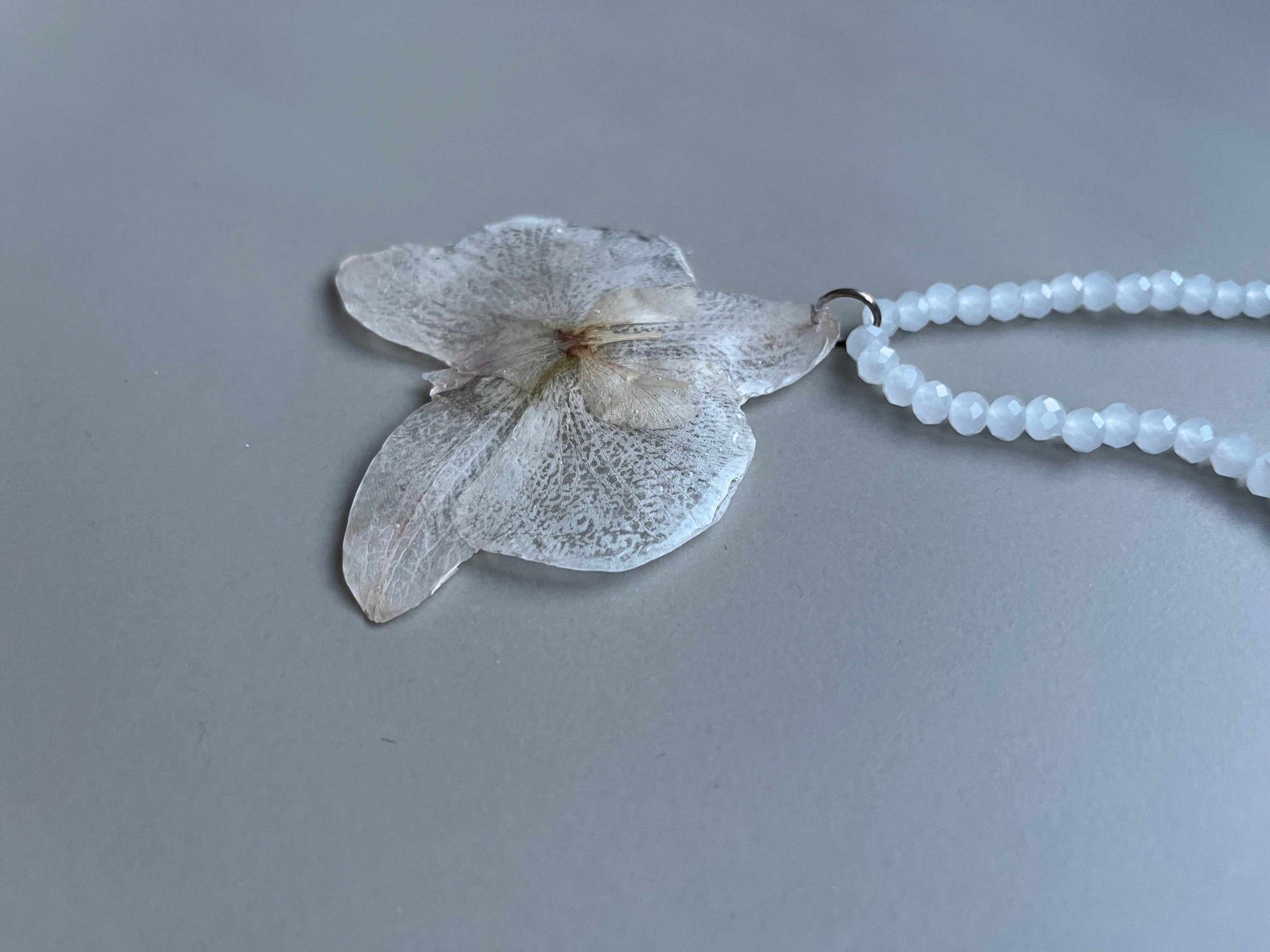 Collar largo orquídea blanca piedras blancas