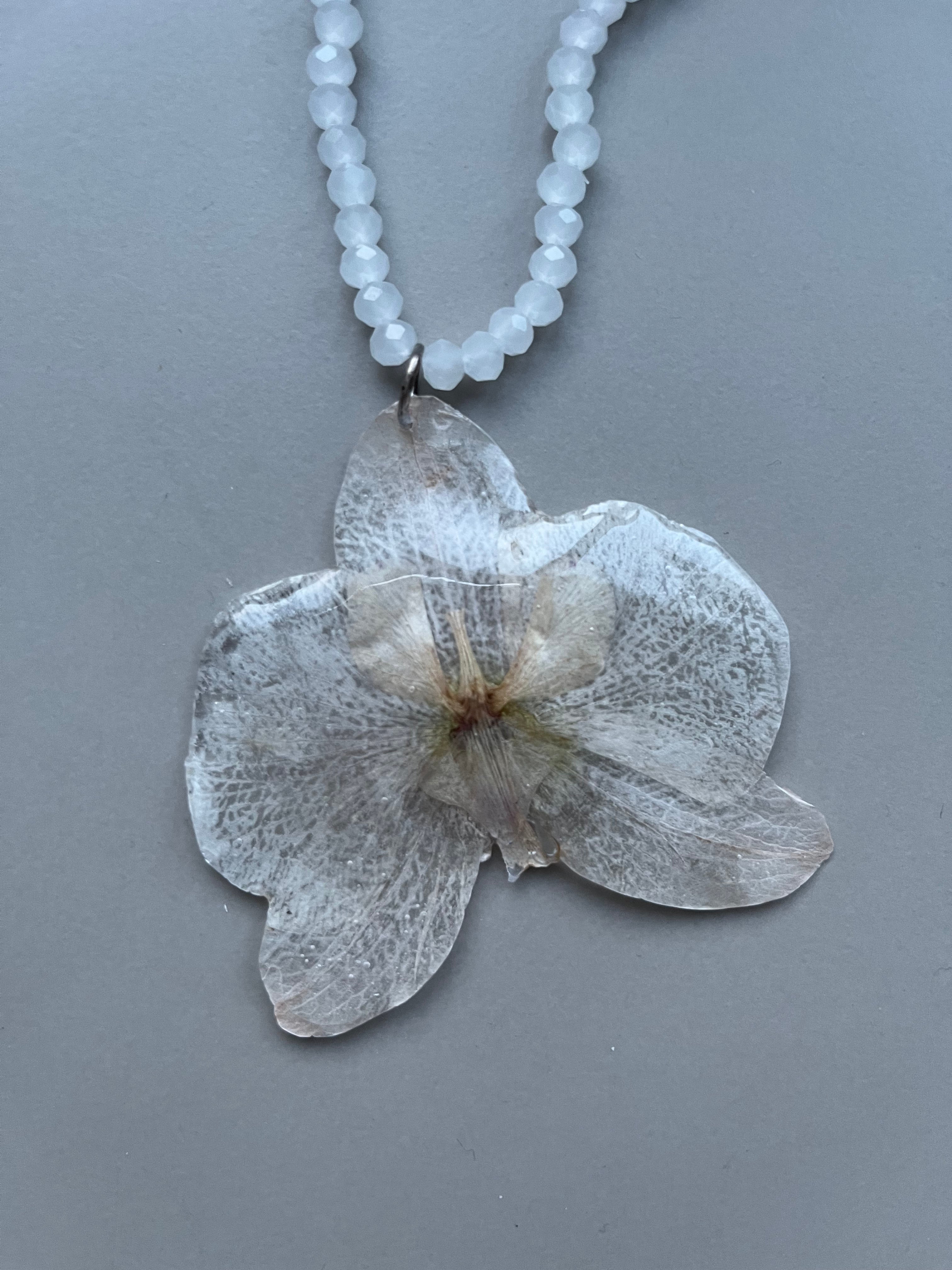 Collar largo orquídea blanca piedras blancas