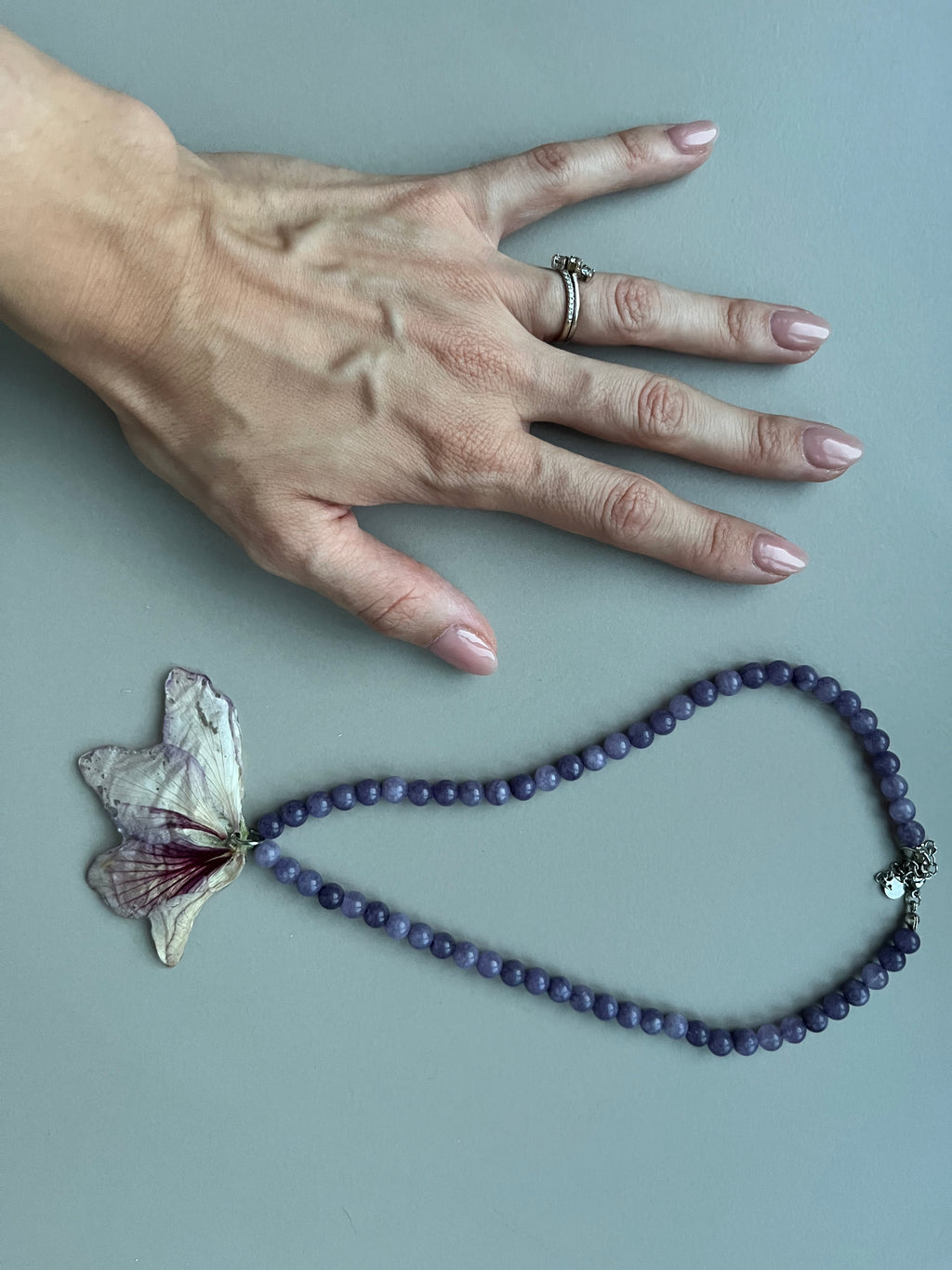 Collar corto flor iris