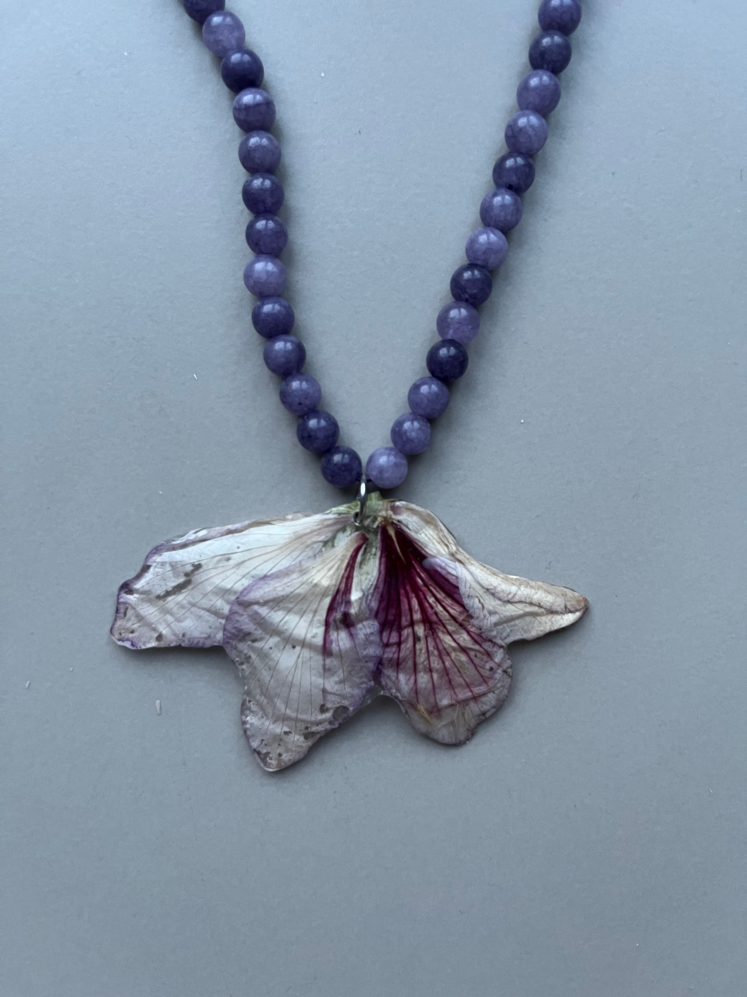 Collar corto flor iris
