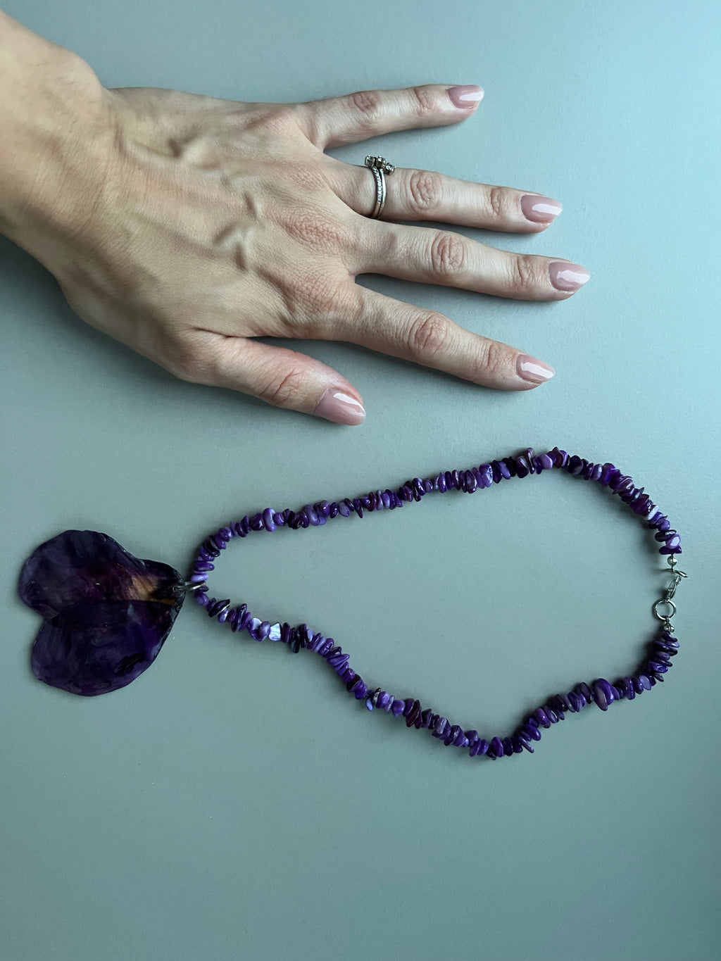 Collar corto flor vino