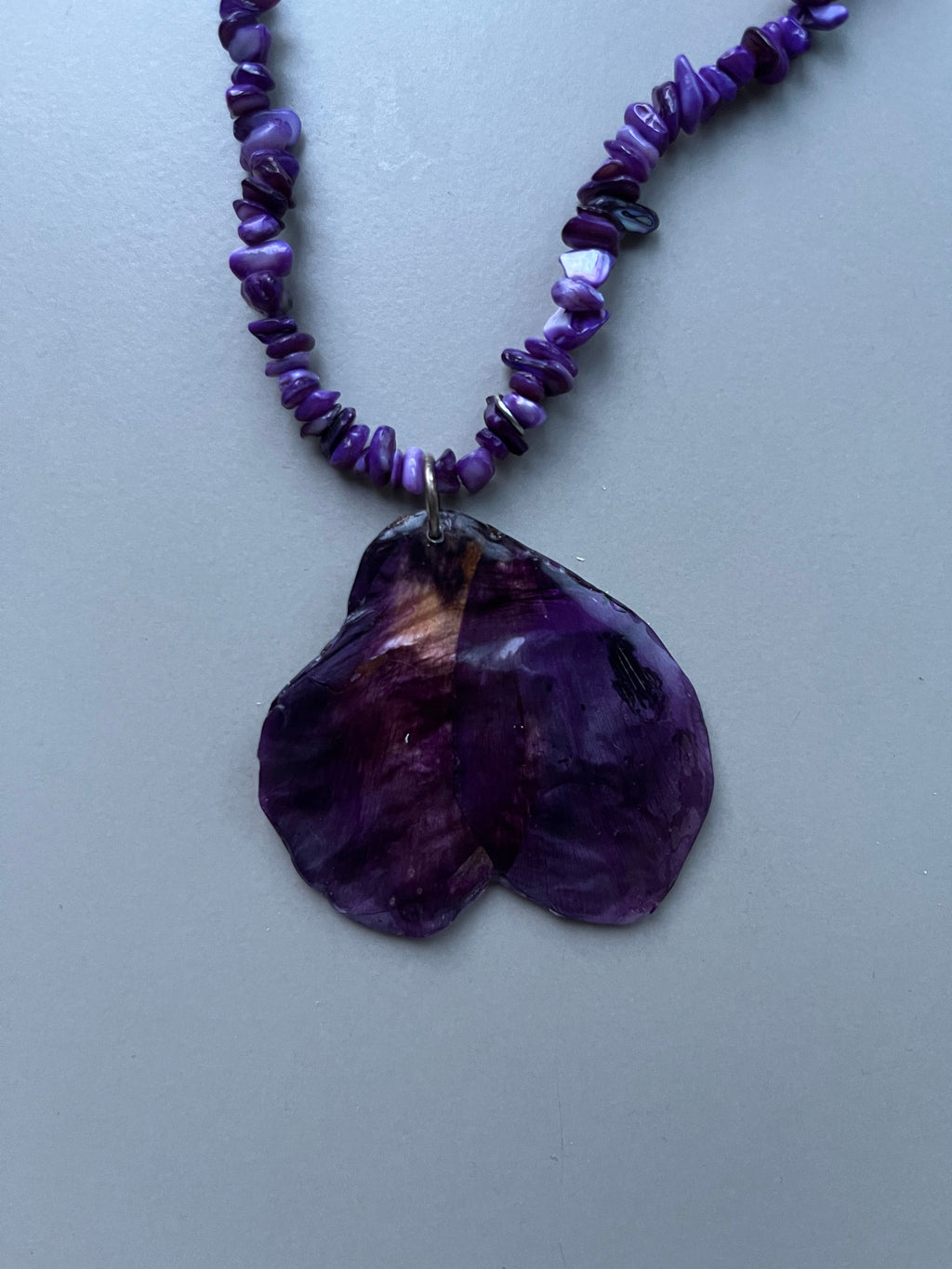 Collar corto flor vino