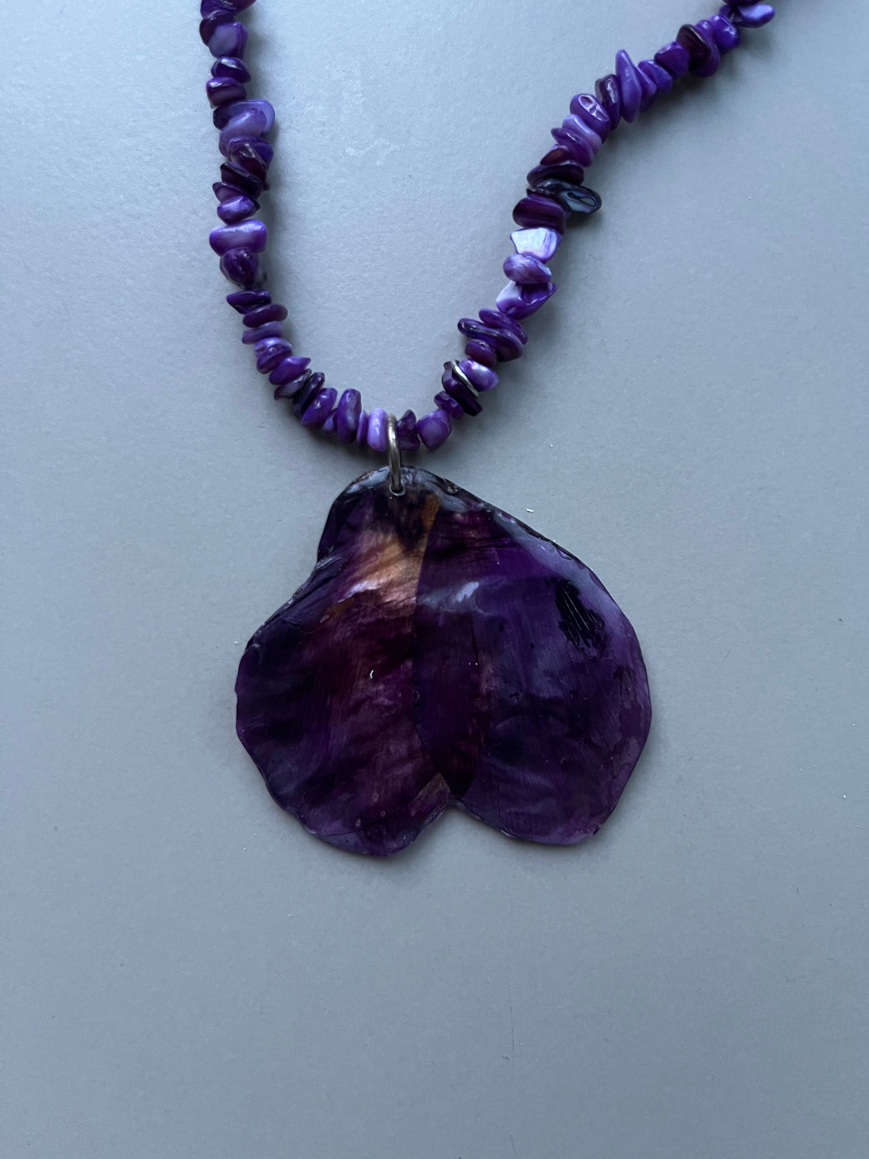 Collar corto flor vino