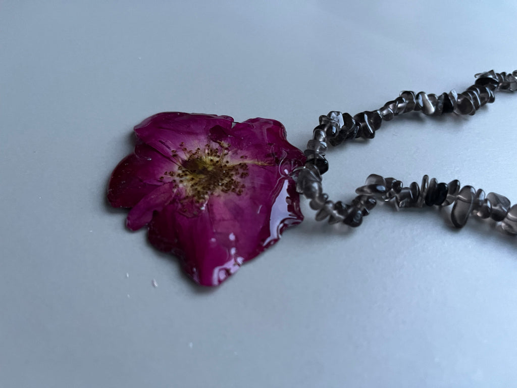 Collar corto rosa magenta