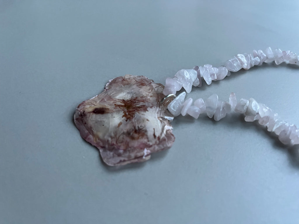 Collar corto flor rosa