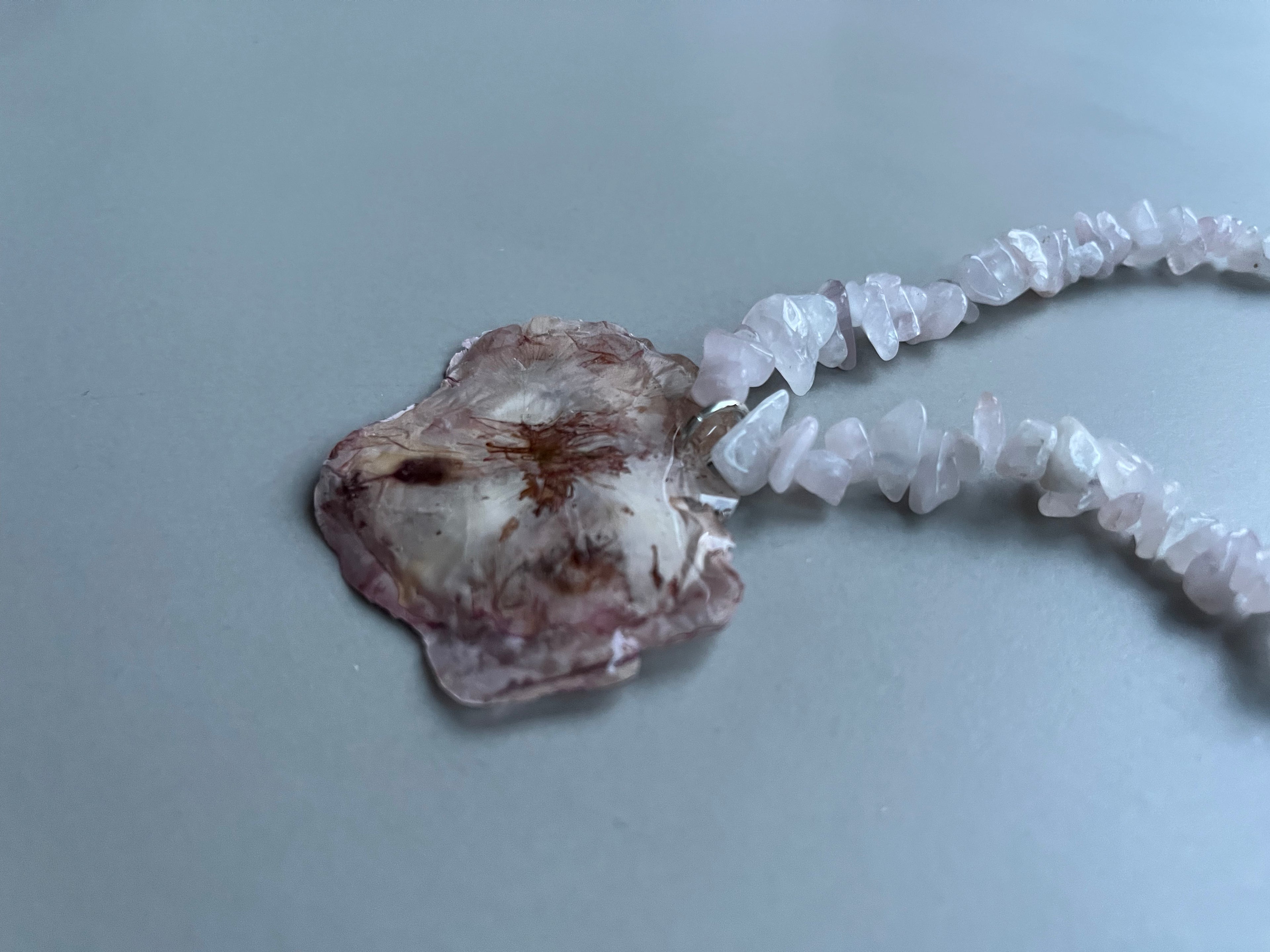 Collar corto flor rosa