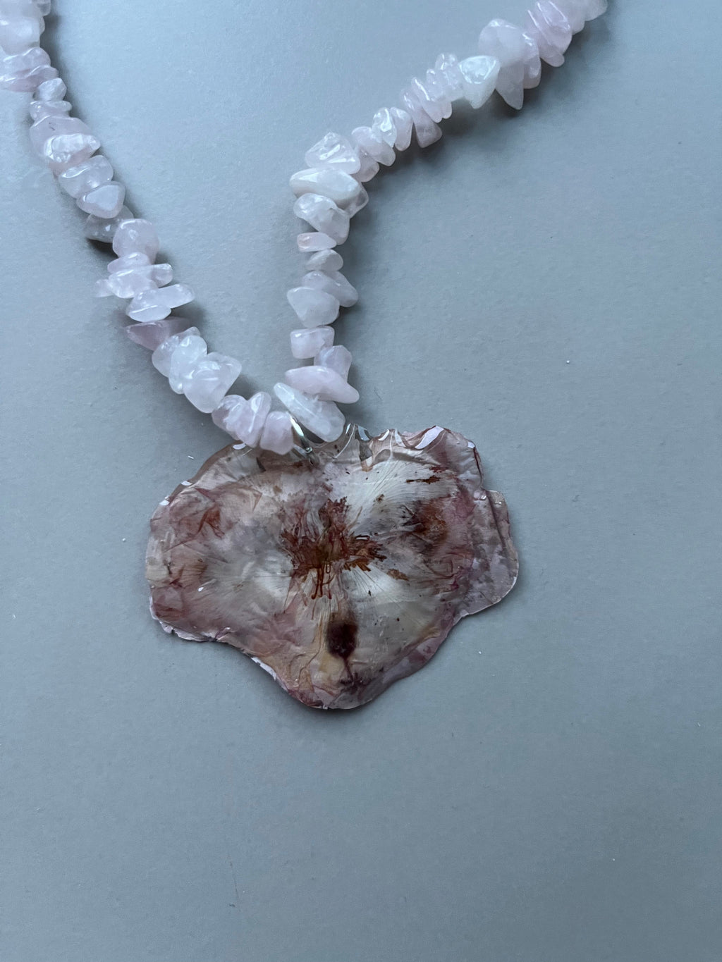 Collar corto flor rosa