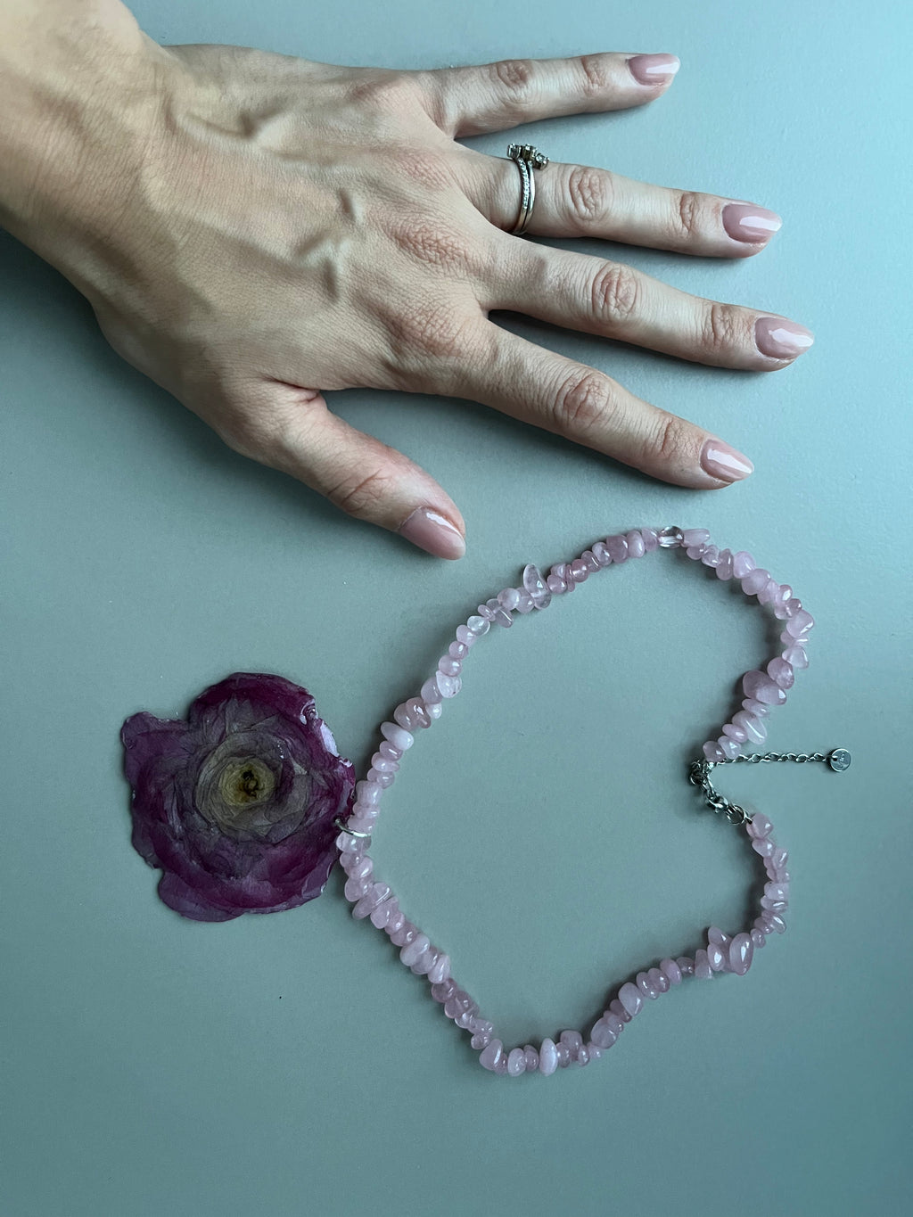 Collar piedras rosa mora