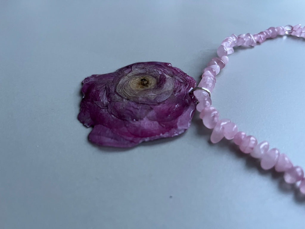 Collar piedras rosa mora