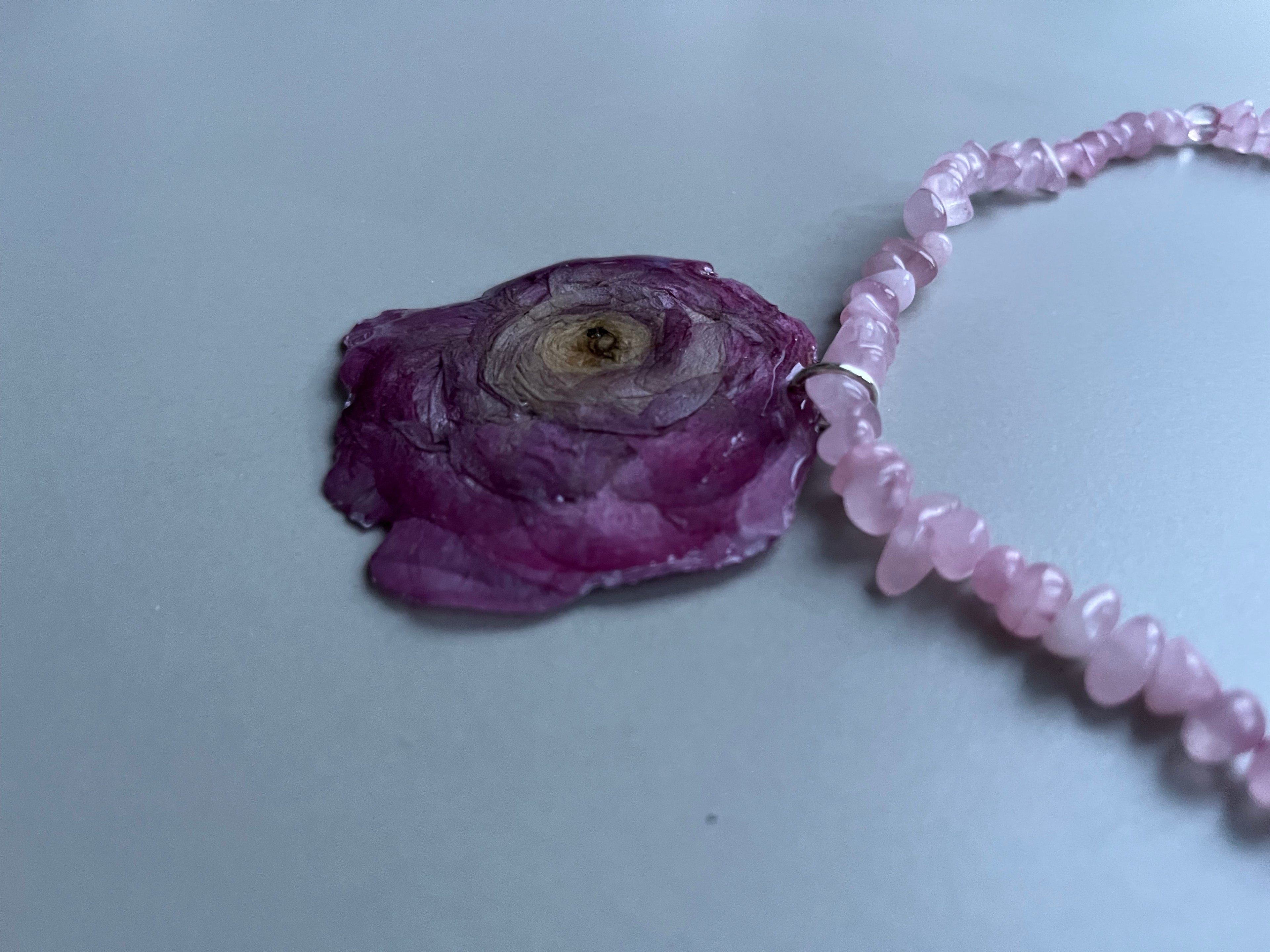 Collar piedras rosa mora