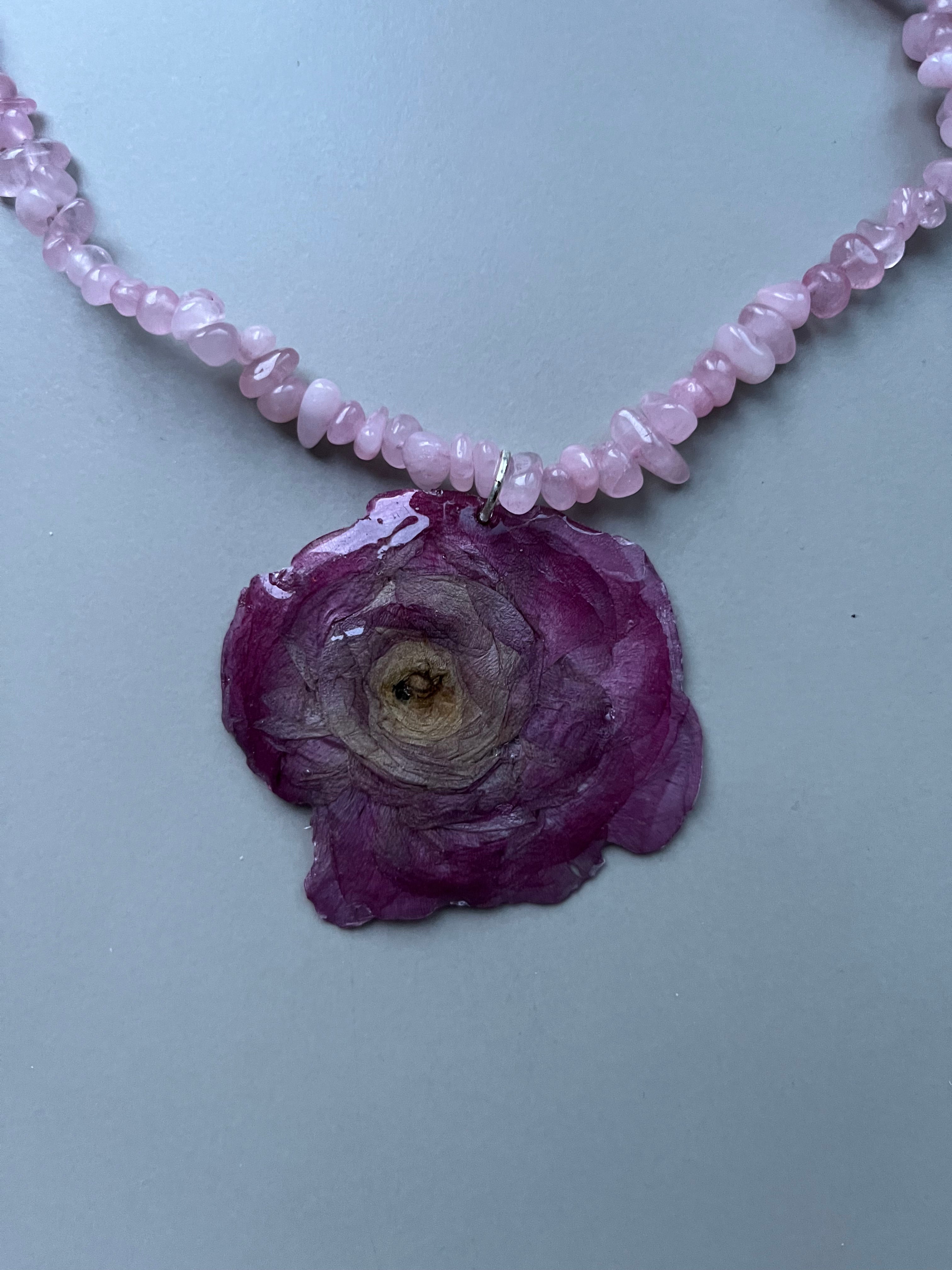 Collar piedras rosa mora