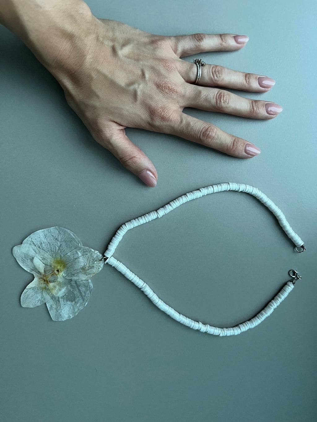 Collar corto orquídea perlada