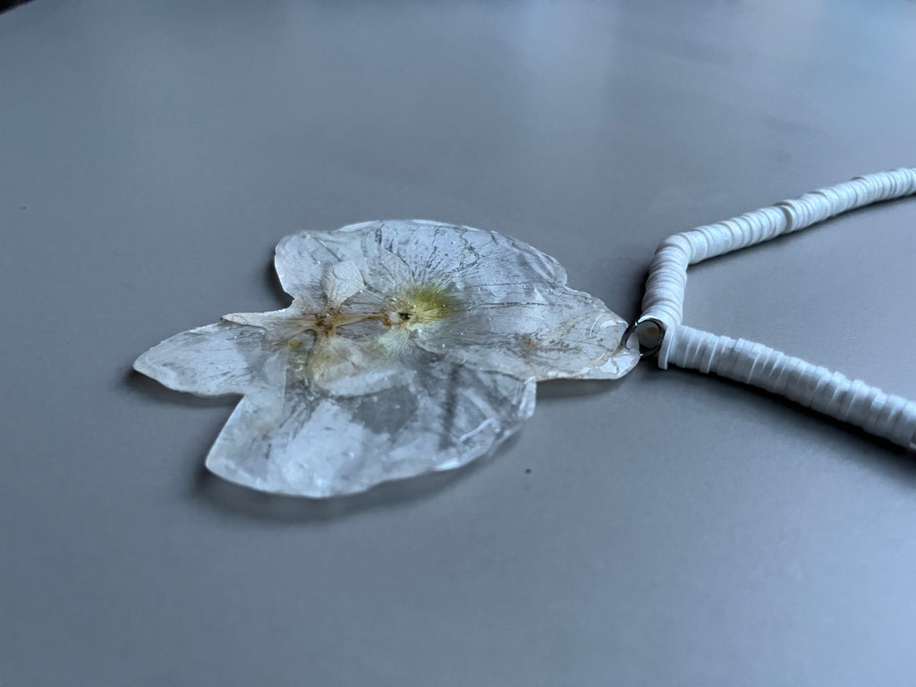 Collar corto orquídea perlada