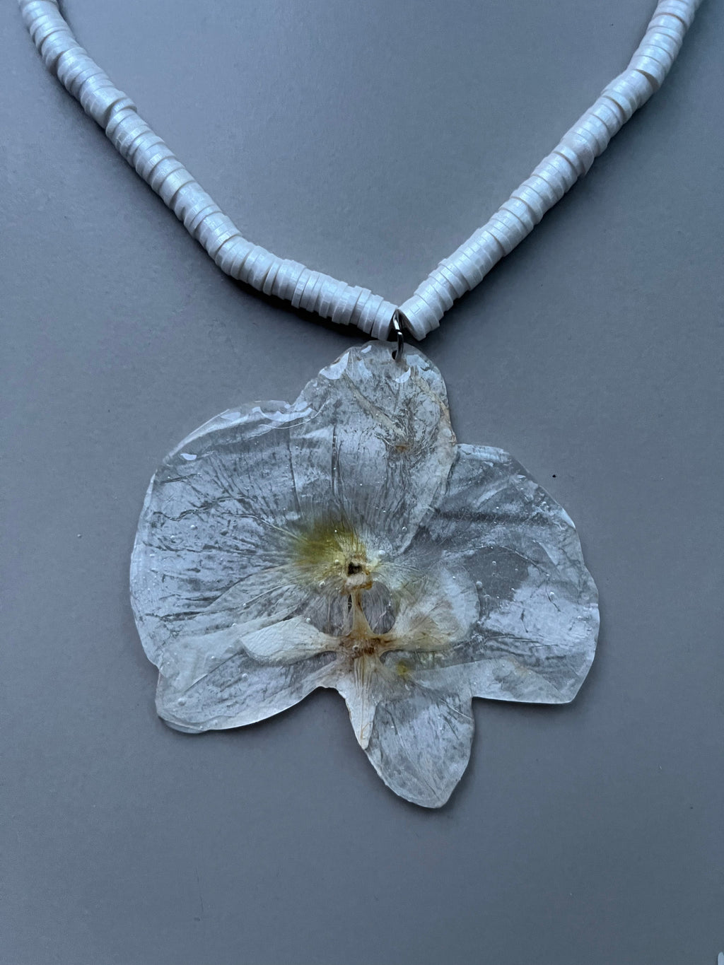 Collar corto orquídea perlada