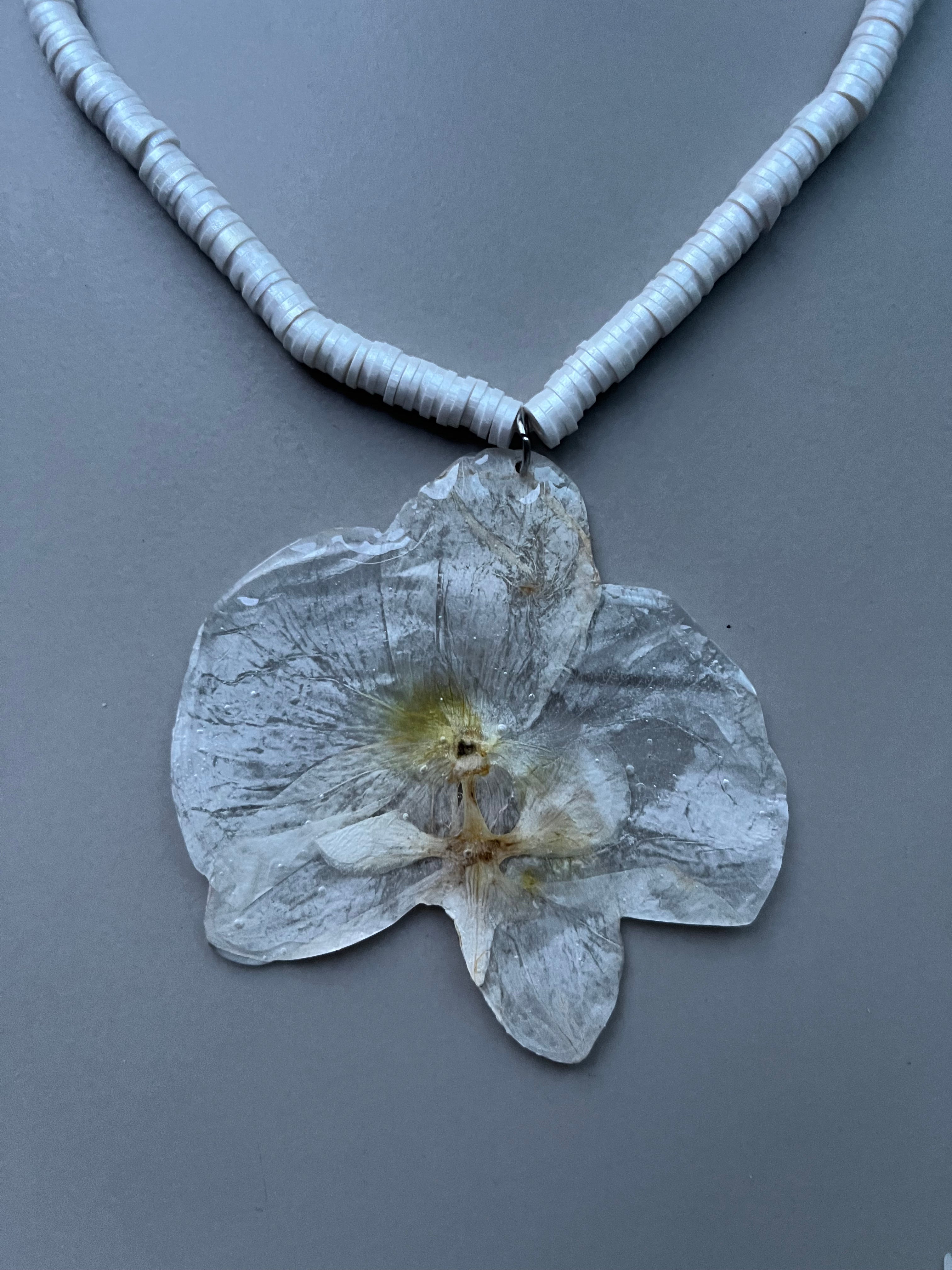 Collar corto orquídea perlada