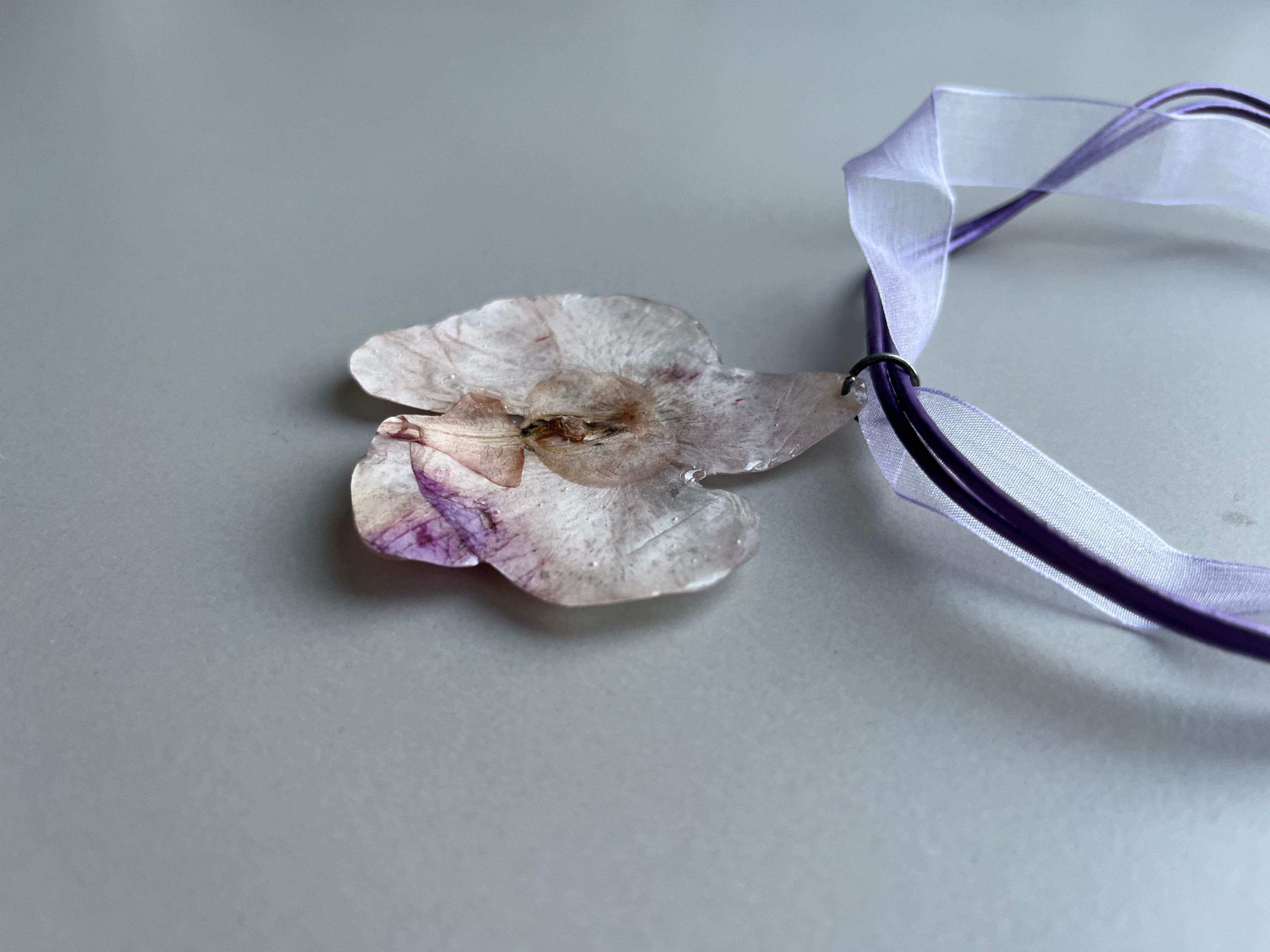 Gargantilla cinta orquídea