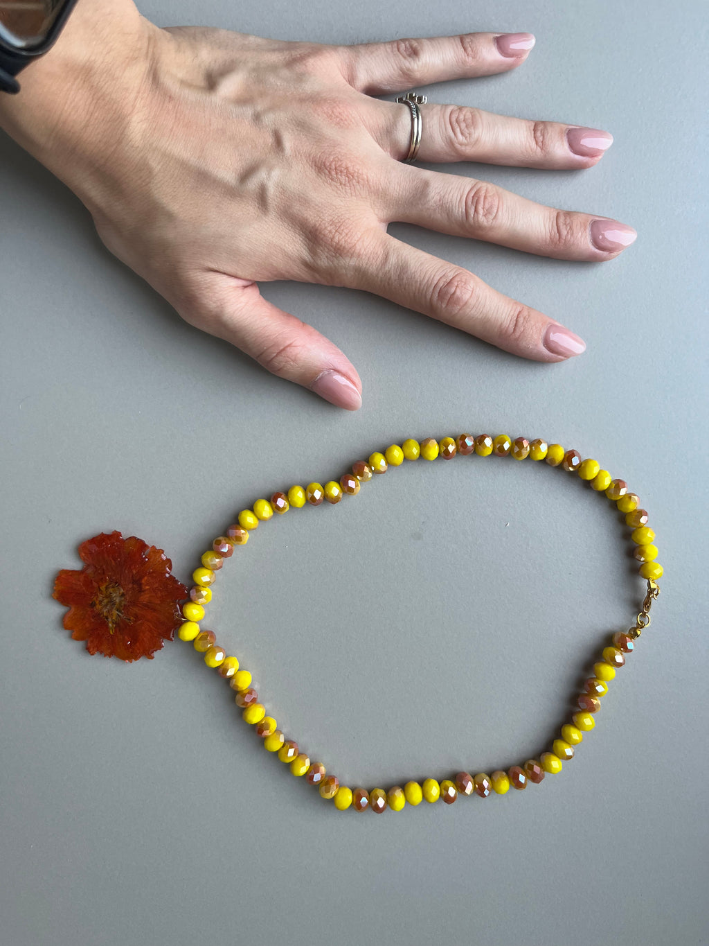 Collar corto margarita naranja