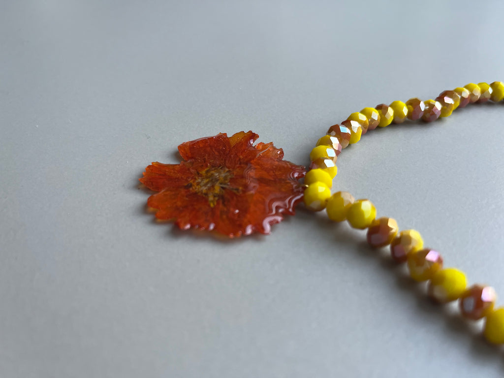 Collar corto margarita naranja