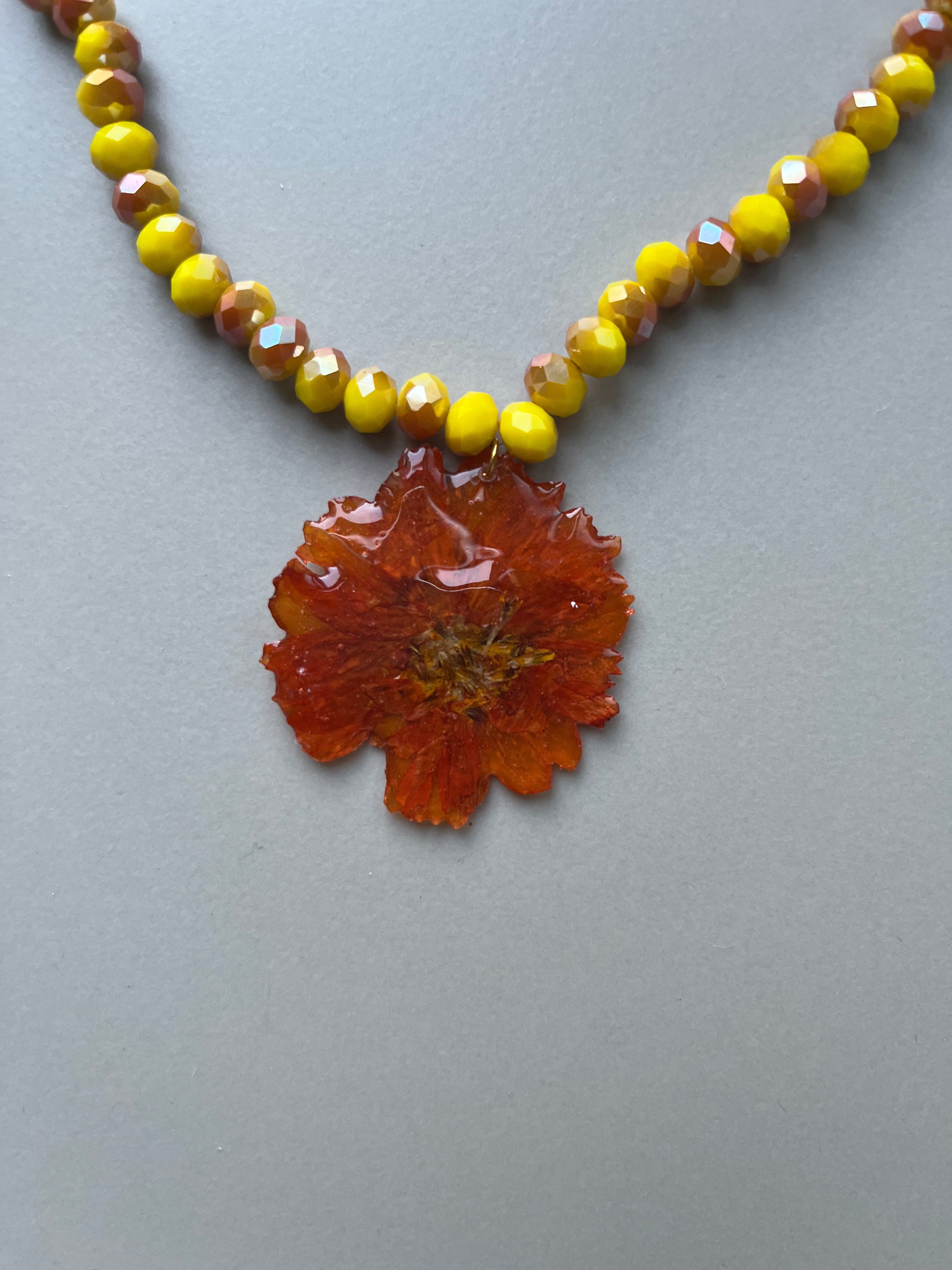Collar corto margarita naranja