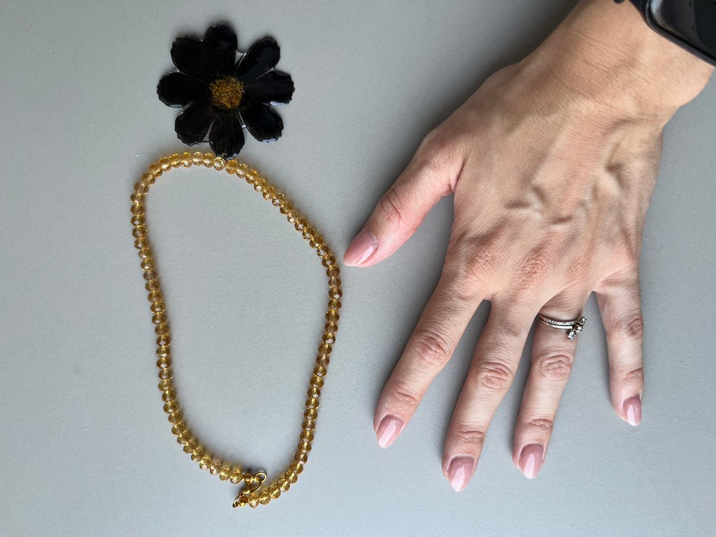 Collar corto margarita negra