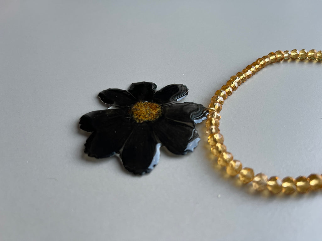 Collar corto margarita negra
