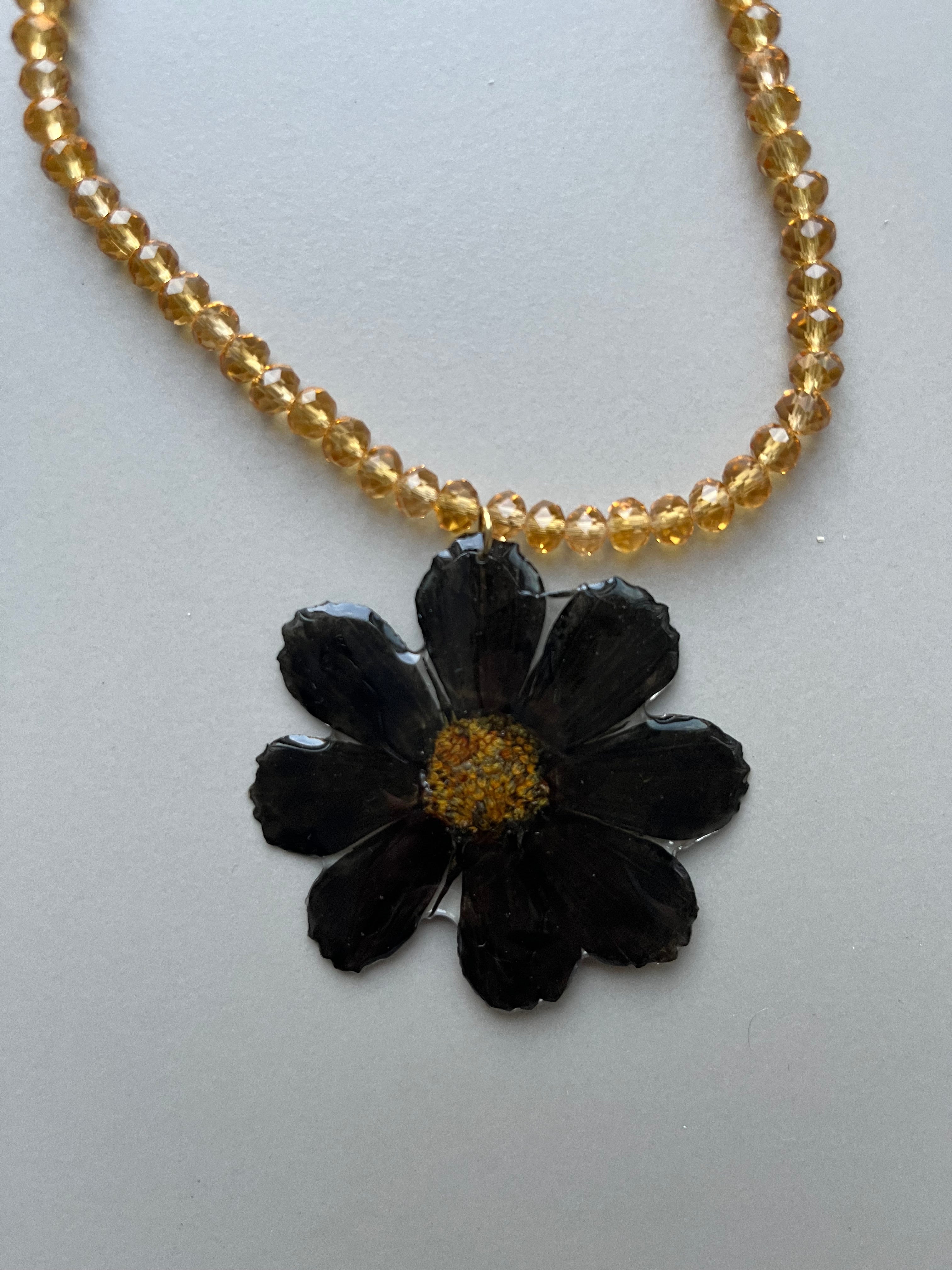 Collar corto margarita negra