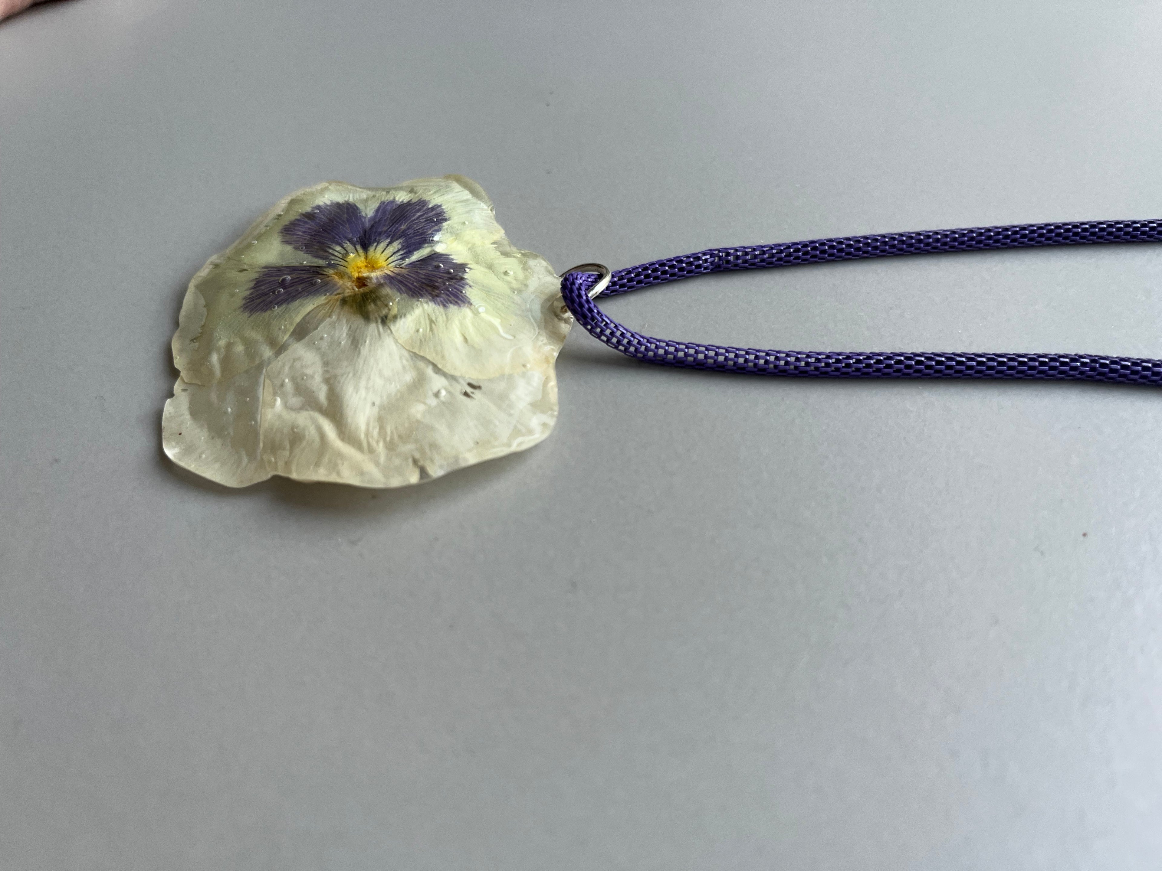 Collar largo cadena flor blanca