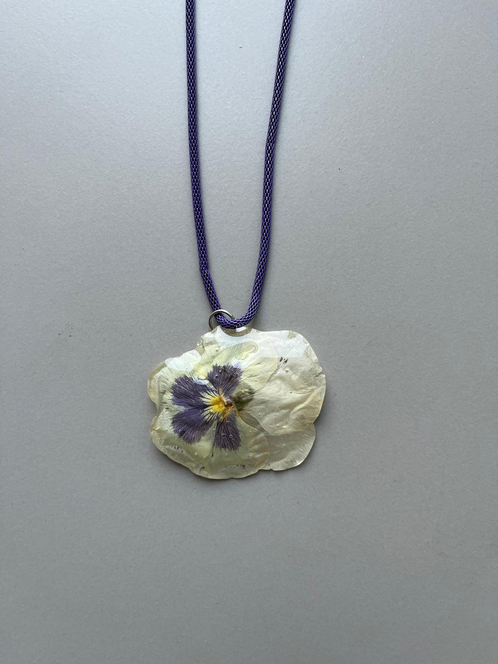 Collar largo cadena flor blanca