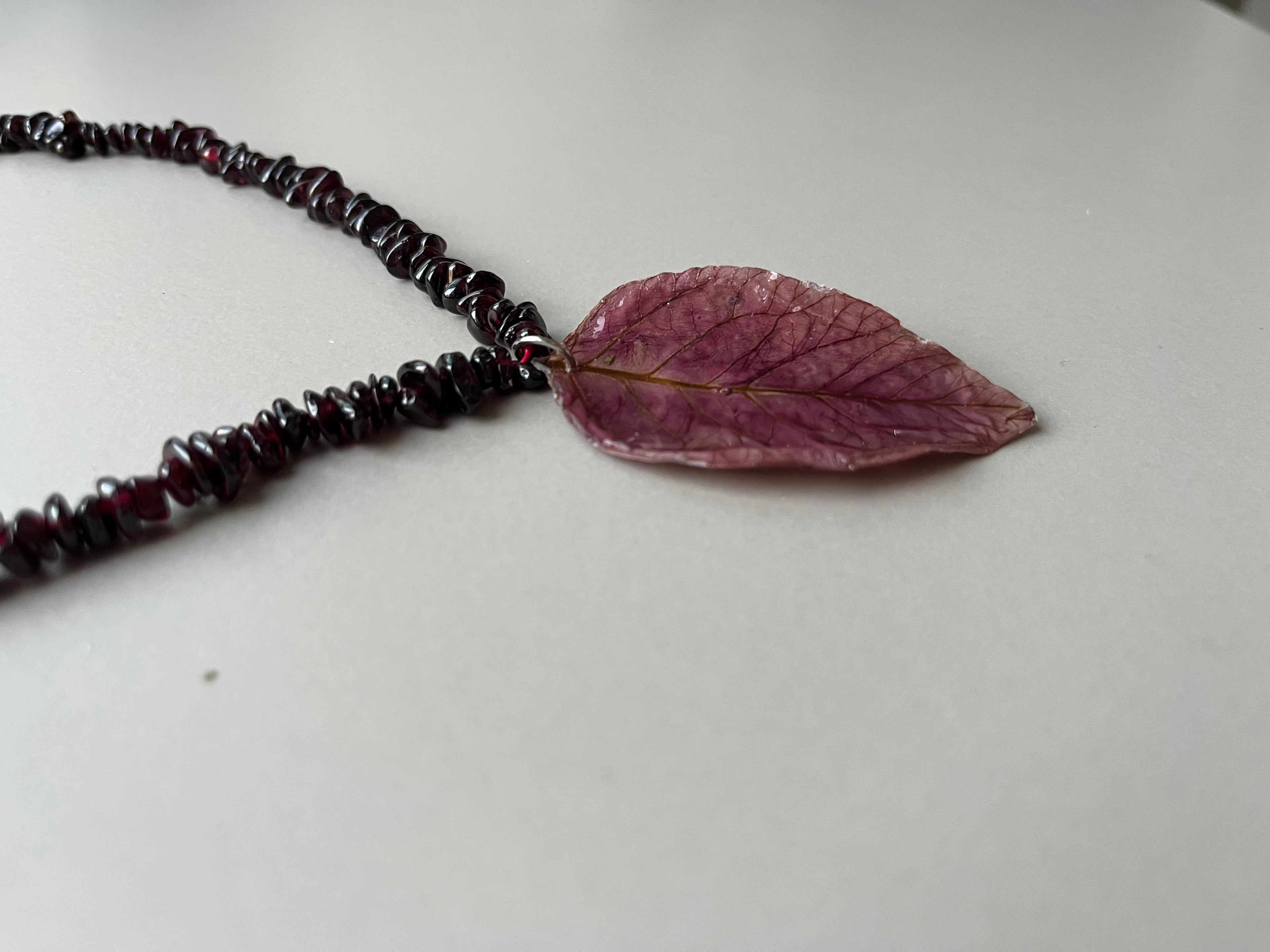 Collar corto hoja morada