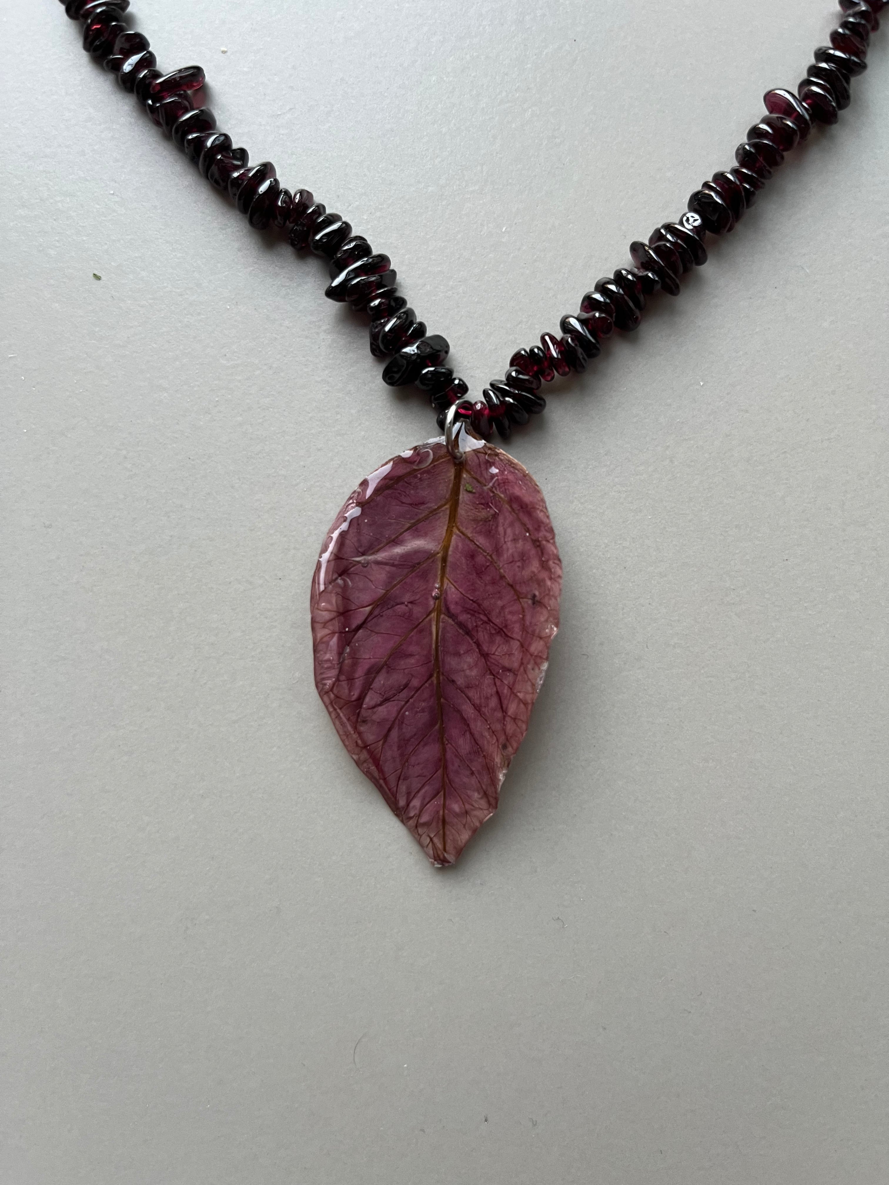 Collar corto hoja morada