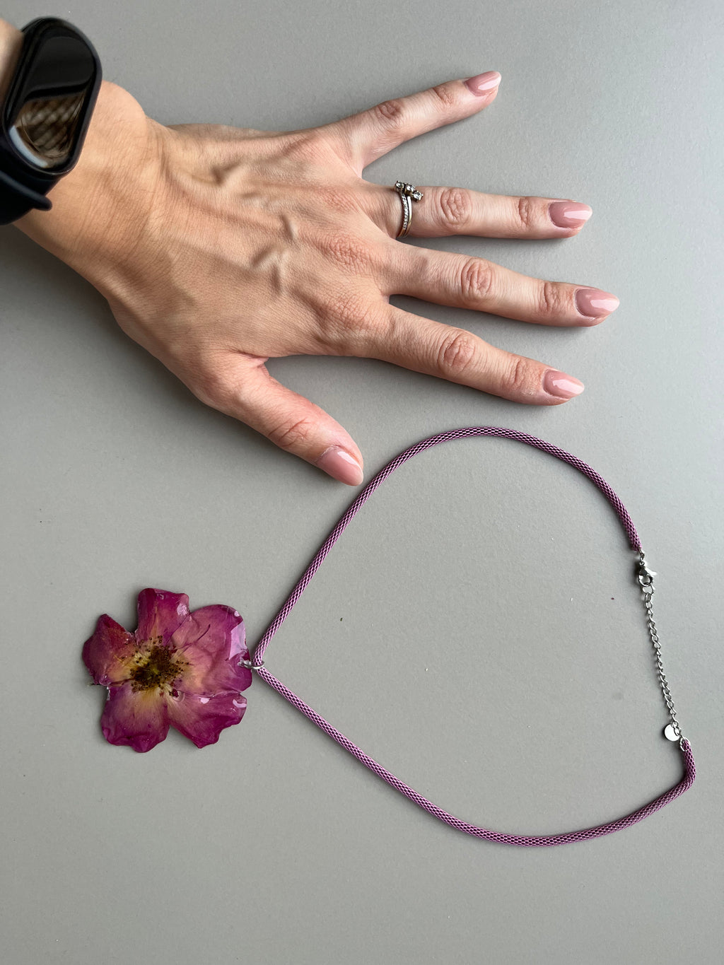 Gargantilla rosa morada y amarilla