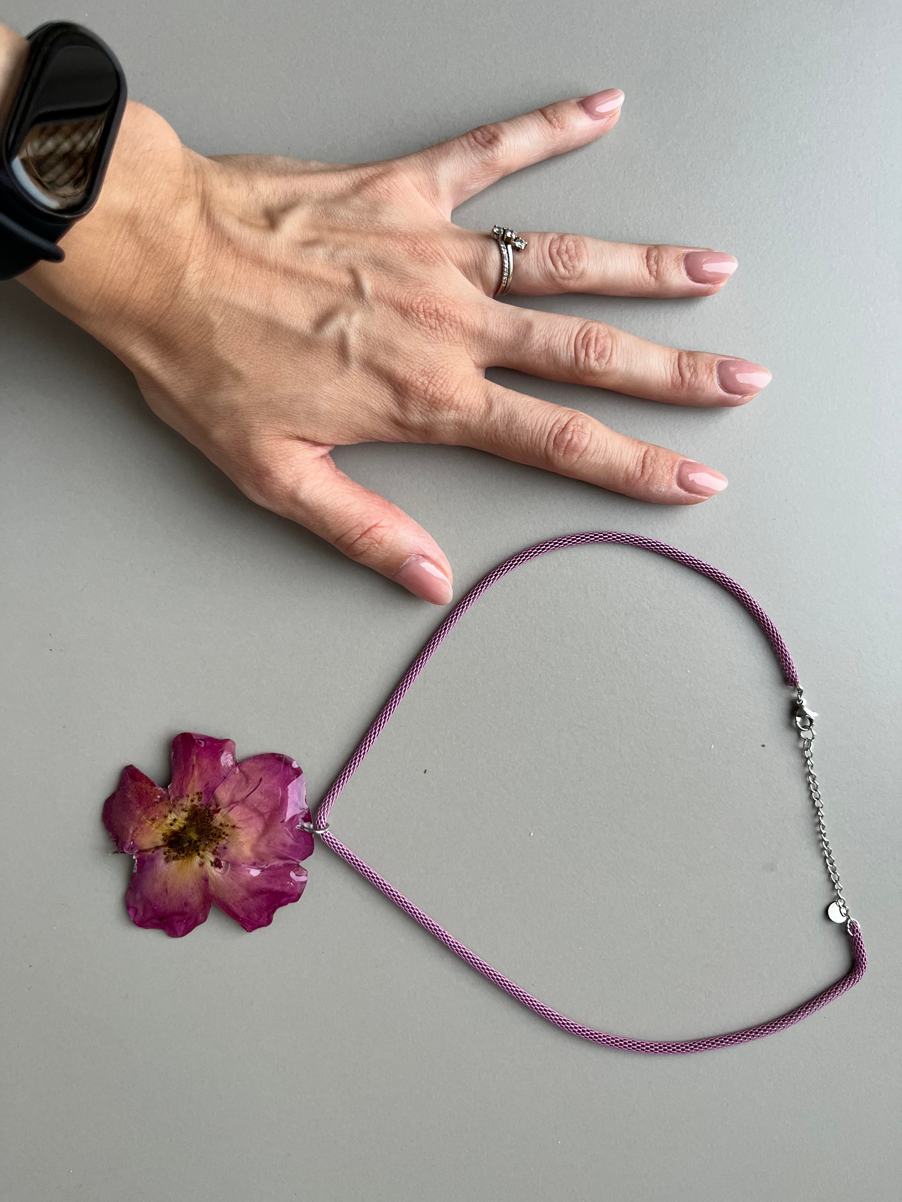 Gargantilla rosa morada y amarilla