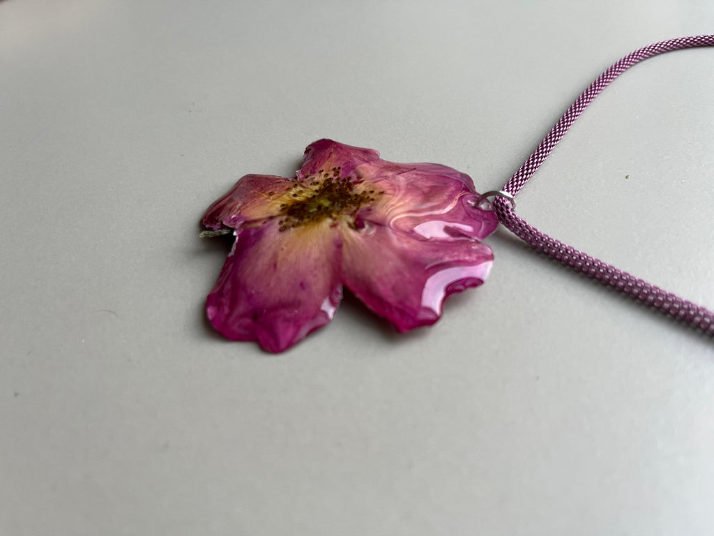 Gargantilla rosa morada y amarilla