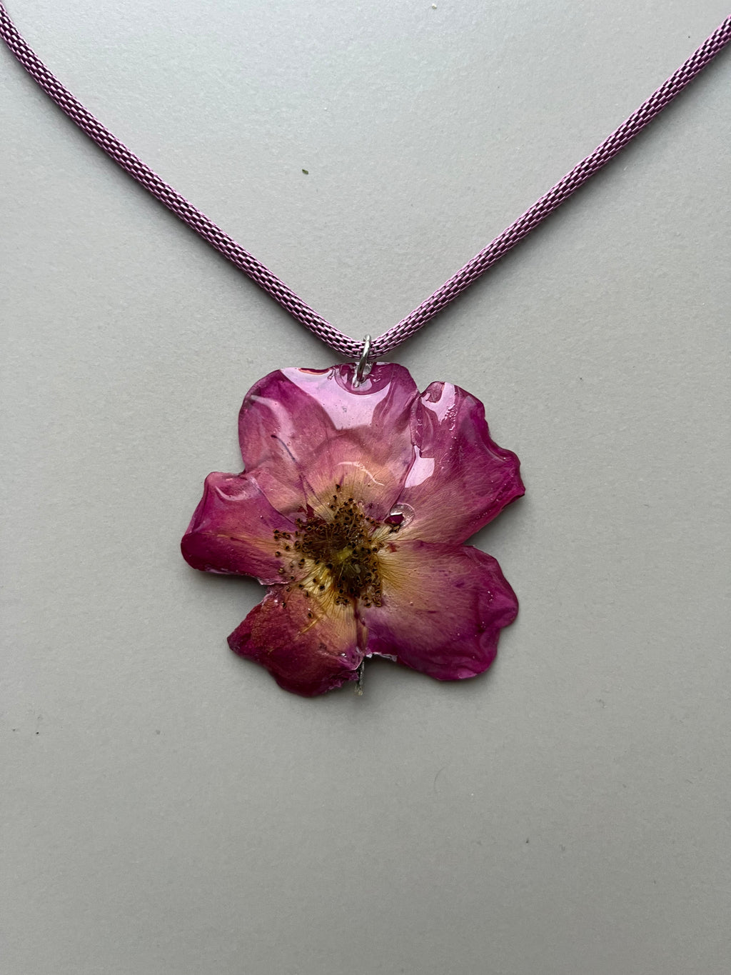 Gargantilla rosa morada y amarilla