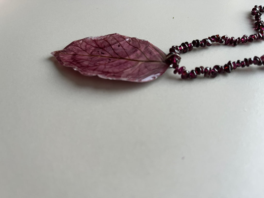Collar largo hoja morada