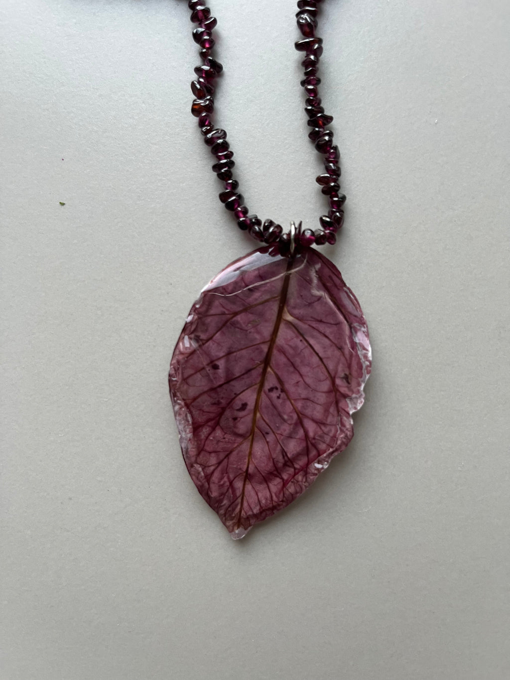 Collar largo hoja morada