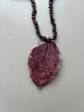 Collar largo hoja morada